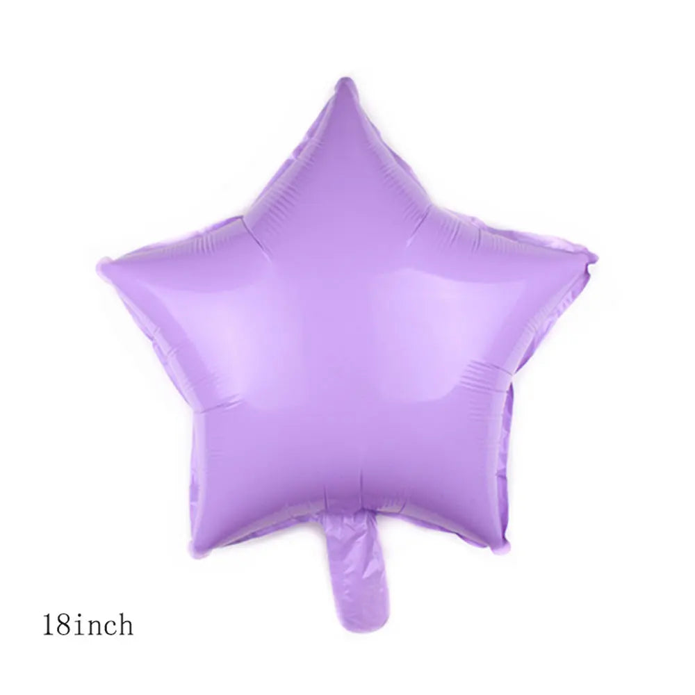 Un seul ballon en feuille violette en forme d'étoile.