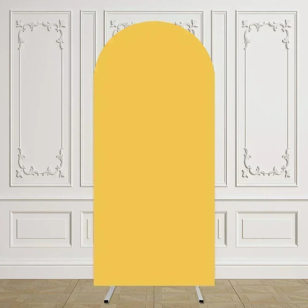 Arco de fondo amarillo elástico vertical exhibido contra una pared blanca con molduras decorativas.