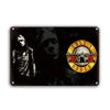 Placa negra con silueta de una persona y un emblema circular con las palabras Guns N' Roses y rosas.