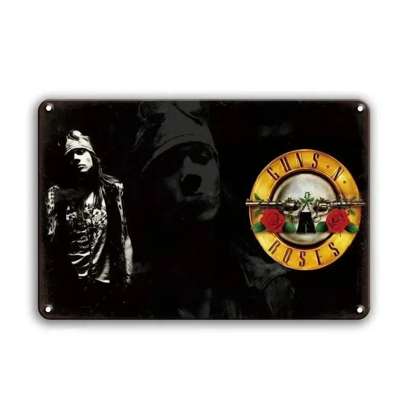 Placa negra con silueta de una persona y un emblema circular con las palabras Guns N' Roses y rosas.
