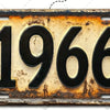 Señal de pared de aluminio desgastada con el año 1966 grabado.