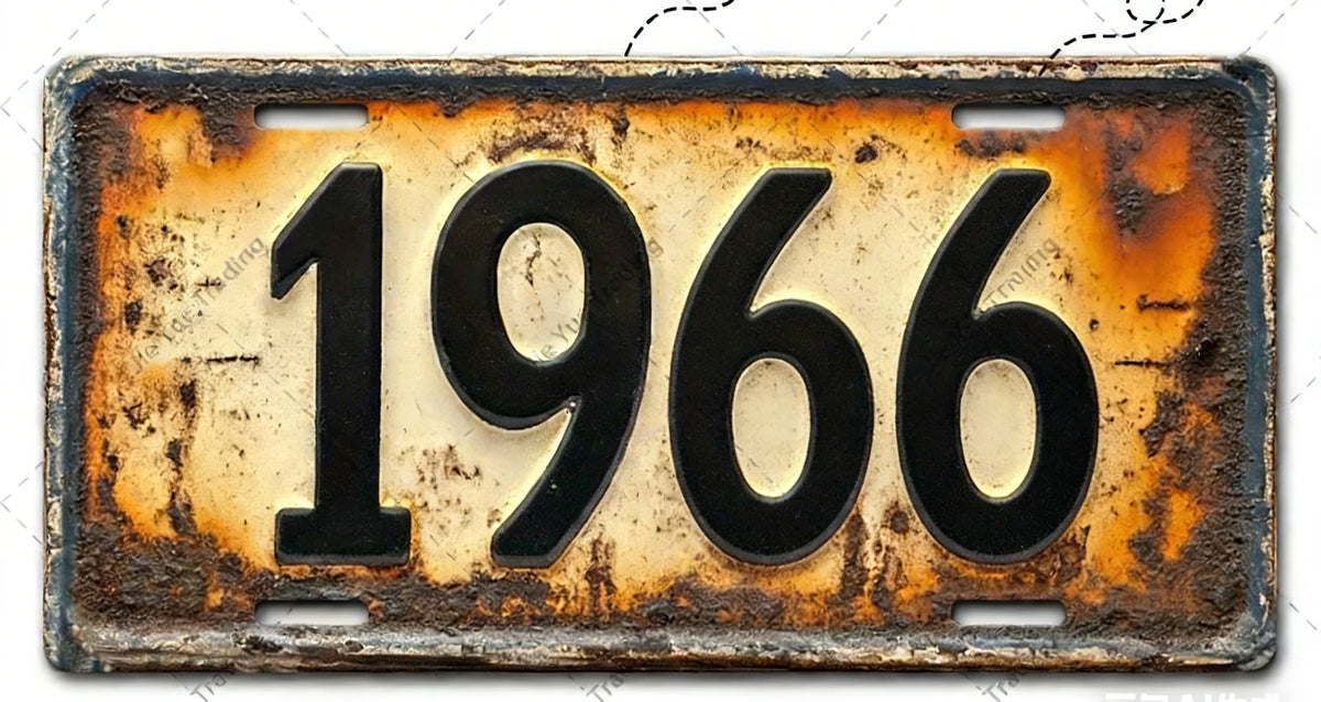 Señal de pared de aluminio desgastada con el año 1966 grabado.