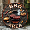 Panneau en bois rond décoré d'éléments BBQ et du mot AREA dans un style vintage.