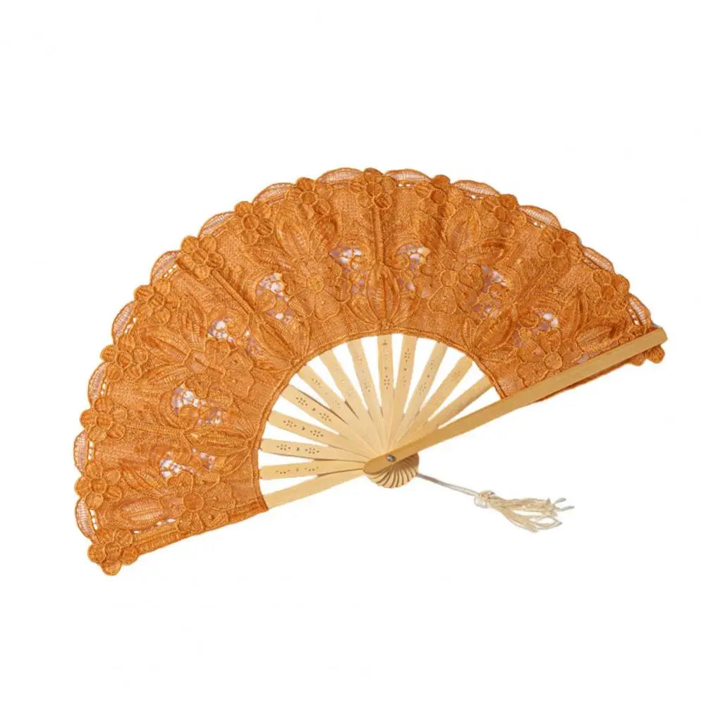 Un elegante abanico de mano de encaje naranja plegable con costilla de madera y borla decorativa.