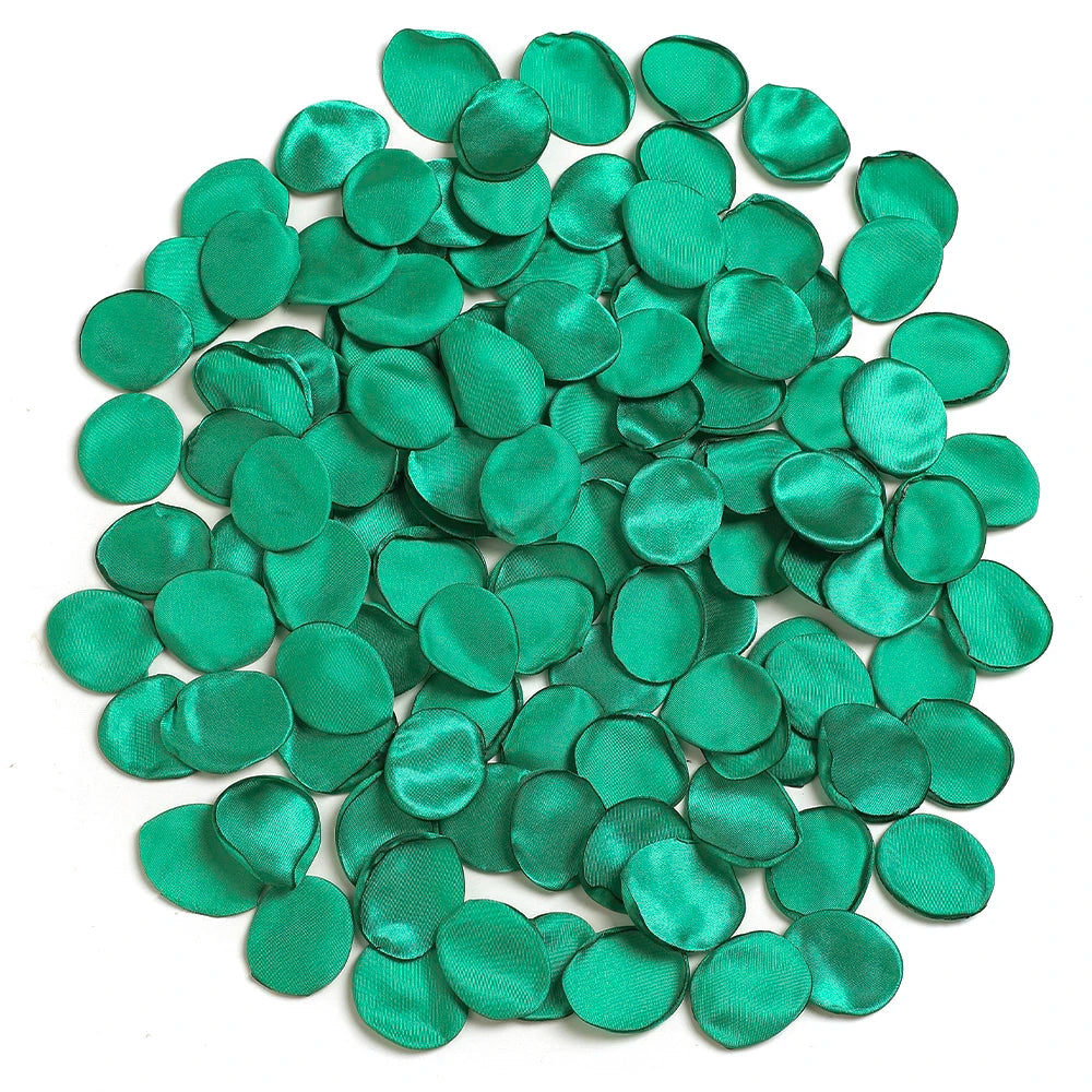 Pila de pétalos de flores de seda artificial verde vibrante para decoración del hogar y bodas.