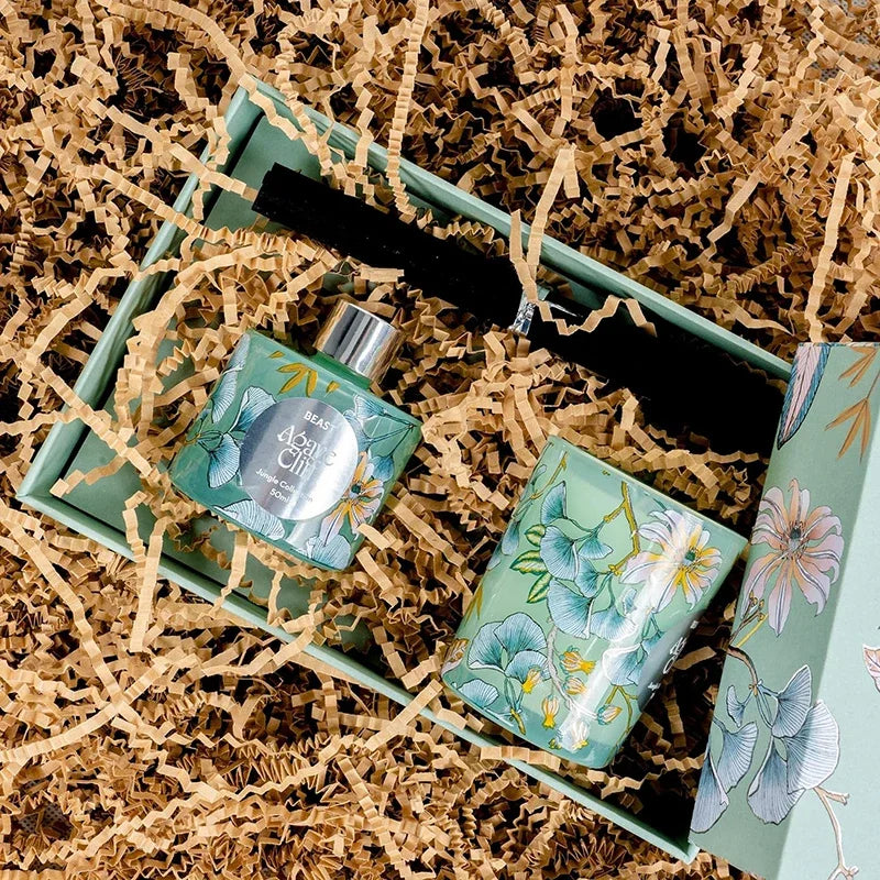 Glasflasche Aesop Clean Flüssigkeit in grüner Box umgeben von zerknülltem Papierfüllmaterial
