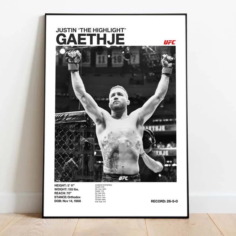 Retrato en blanco y negro del boxeador Justin "The Highlight" Gaethje en un ring de boxeo