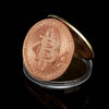 Una moneda metálica dorada redonda con el símbolo de Bitcoin, descansando en un recipiente transparente.