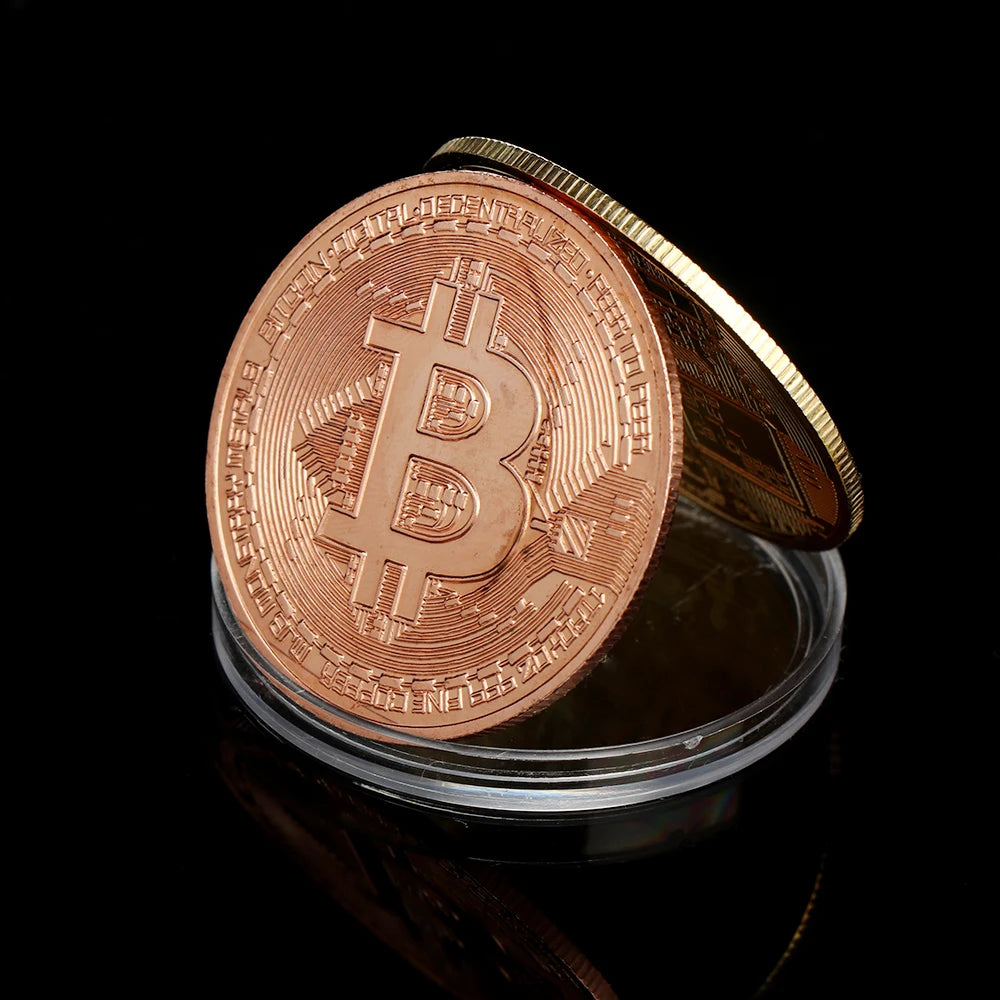 Una moneda metálica dorada redonda con el símbolo de Bitcoin, descansando en un recipiente transparente.