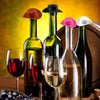 Collection de cadeaux pour fête western cowgirl : bouteilles en verre de différentes couleurs et bouchons roses et blancs.