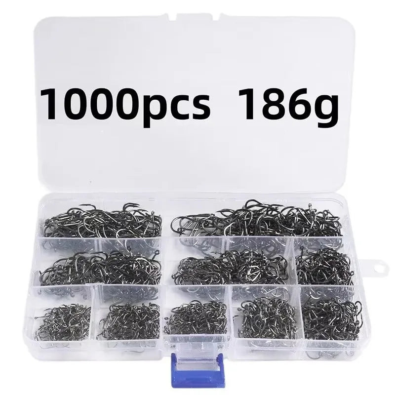 Une boîte en plastique transparent contient 1000 hameçons de poisson, avec des étiquettes indiquant 1000 pièces et 186g.