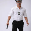 Un hombre con camisa blanca y pantalones negros, gorra de policía y gafas de sol, sostiene un collar con placa realista.