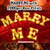 Marry Me LED-Licht-Brief-Set mit 2000 Rosenblättern auf einer Holzoberfläche.