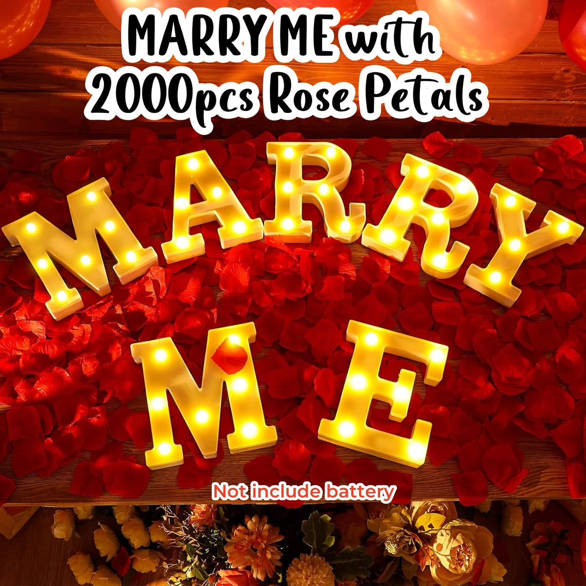 Marry Me LED-Licht-Brief-Set mit 2000 Rosenblättern auf einer Holzoberfläche.