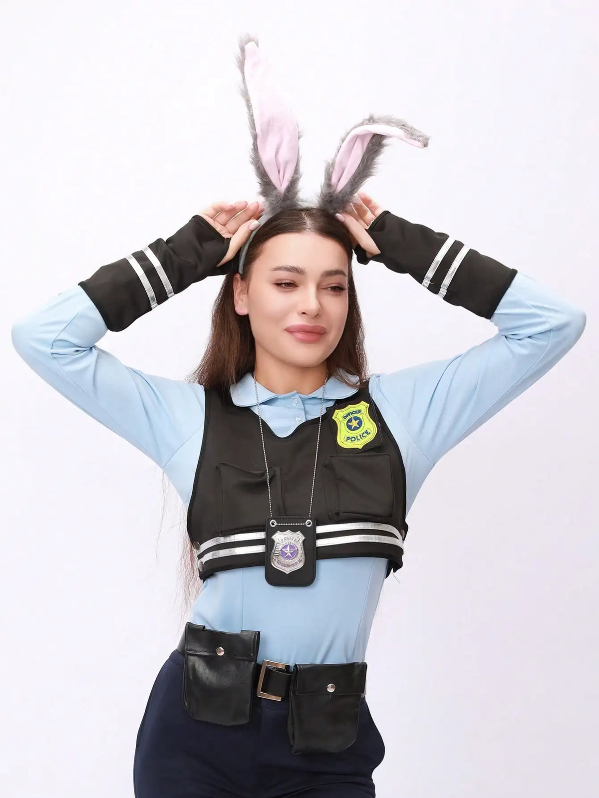 Una mujer con uniforme y placa de policía y orejas de conejo en la cabeza.