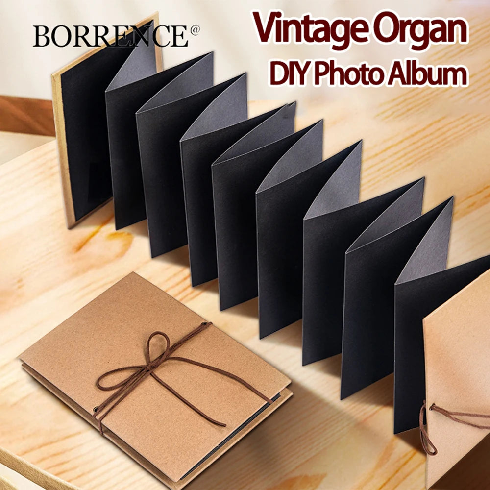 Ein Set aus schwarzen Vintage-Orgel-DIY-Albumseiten und ein Raufaser-Fotobuch auf einer Holzoberfläche.