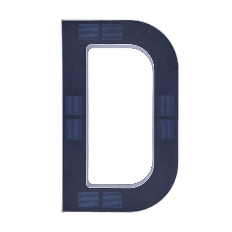 Señal de número de casa rectangular azul oscuro con una gran letra D blanca y pequeños paneles solares a los lados.