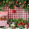 Lebendiger Erdbeerthemen-Hintergrund mit frischen Erdbeeren, Grünzeug und einem rosa Holzstand.