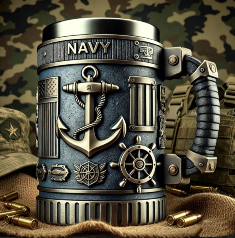Taza de café azul oscuro y plateado con temática militar, diseño de ancla y detalles de metal texturizado.
