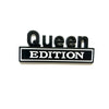 Schwarzes Emblem mit dem Text Queen Edition in fetter Serifenschrift.