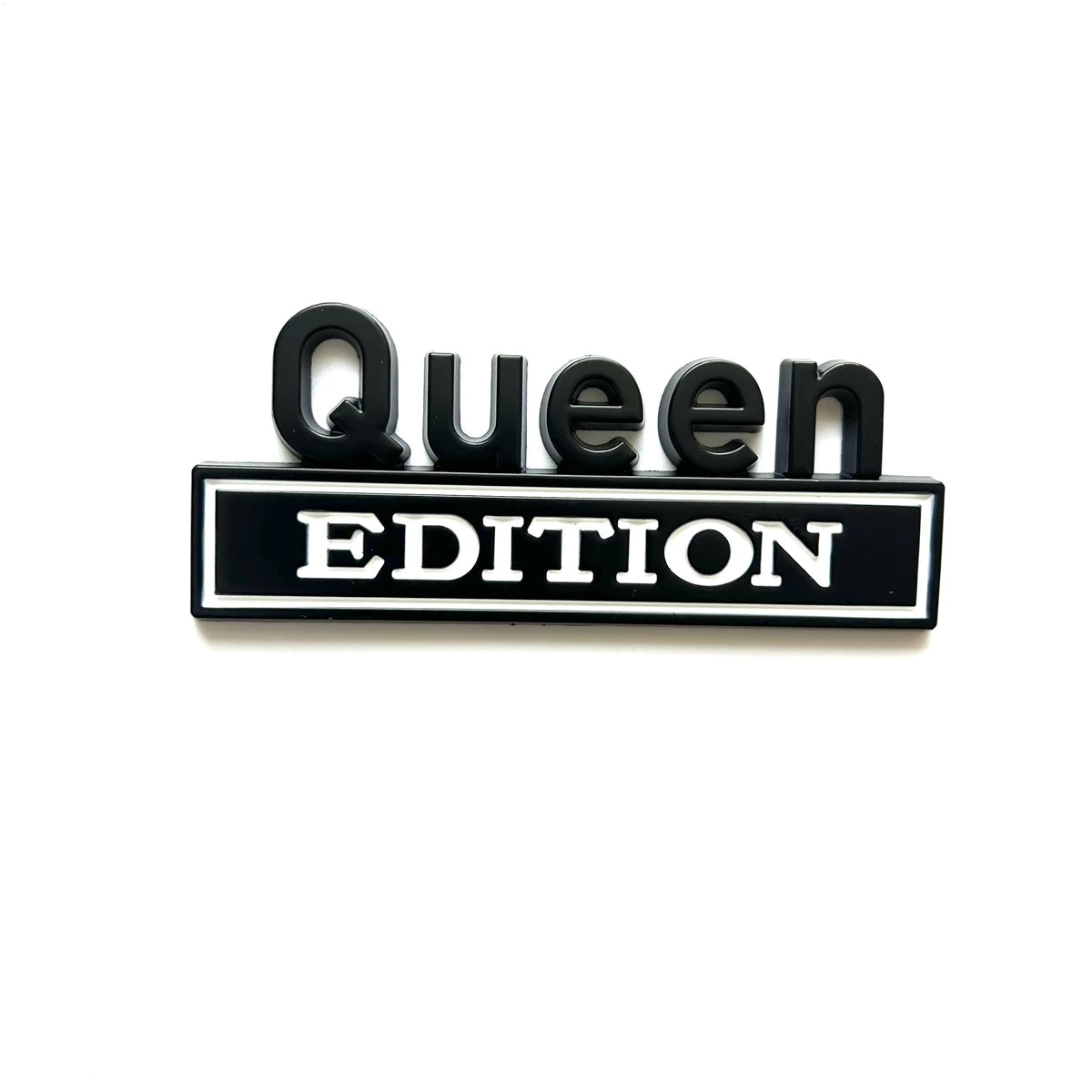 Schwarzes Emblem mit dem Text Queen Edition in fetter Serifenschrift.