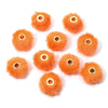 Plusieurs boules de peluche orange vif avec des perles dorées pour faire des bijoux DIY