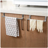 Porte-serviette en acier inoxydable fixé sur une porte de placard de cuisine.