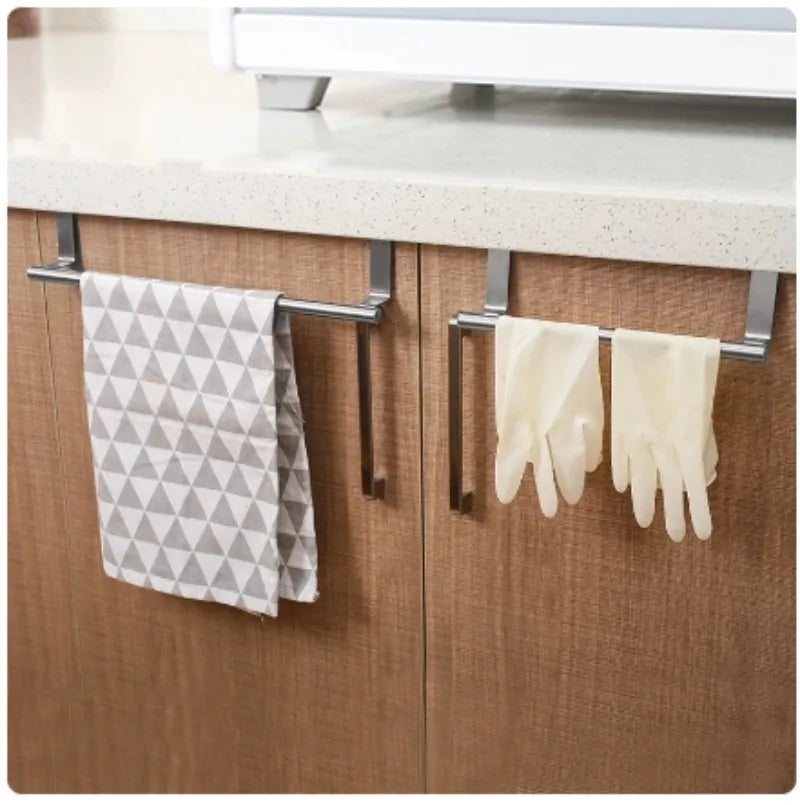 Porte-serviette en acier inoxydable fixé sur une porte de placard de cuisine.