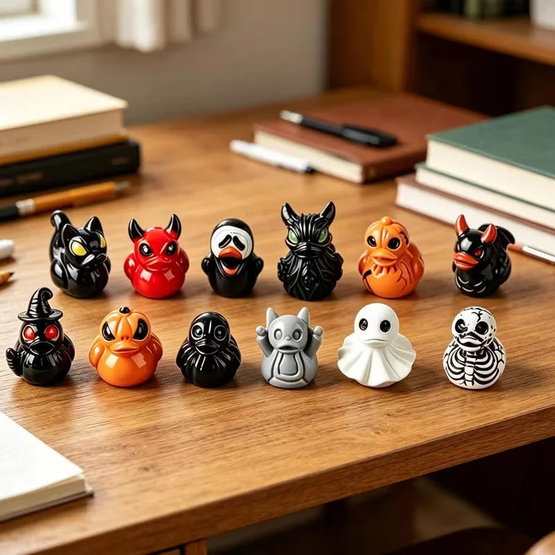 Une collection de douze figurines mini à thème Halloween, de différentes couleurs et designs, disposées sur une table en bois