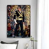 Posterdruck mit Porträt von Michael Jackson in schwarzem Anzug und Goldketten vor glitzerndem Hintergrund