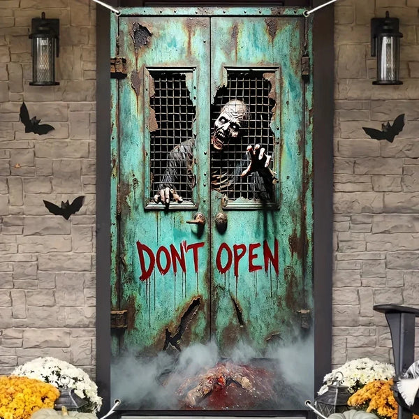 Una puerta de metal turquesa desgastada con una ventana reja que presenta un cráneo y cara de zombi tallados, contra una pare