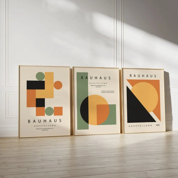 Un ensemble de trois tirages d'art géométriques modernes encadrés, aux tons terreux et texte Bauhaus.