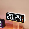 Reloj de alarma LED digital mostrando las 20:24 en un soporte transparente.