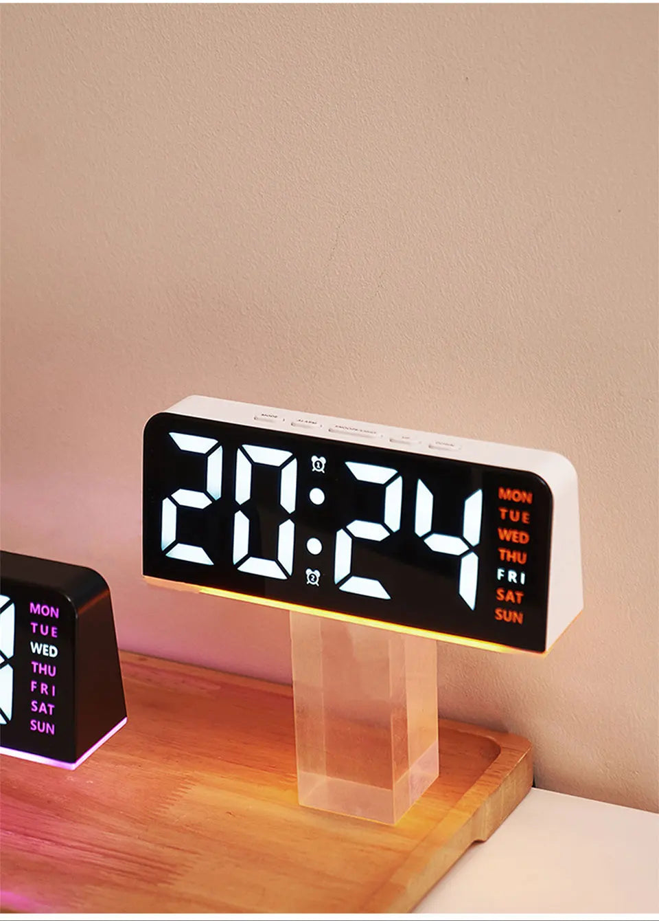 Reloj de alarma LED digital mostrando las 20:24 en un soporte transparente.