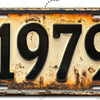 Letrero de aluminio vintage con el año 1979 grabado, mostrando signos de envejecimiento y pátina.