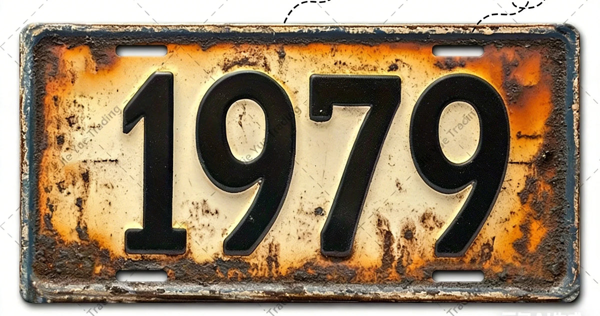 Letrero de aluminio vintage con el año 1979 grabado, mostrando signos de envejecimiento y pátina.
