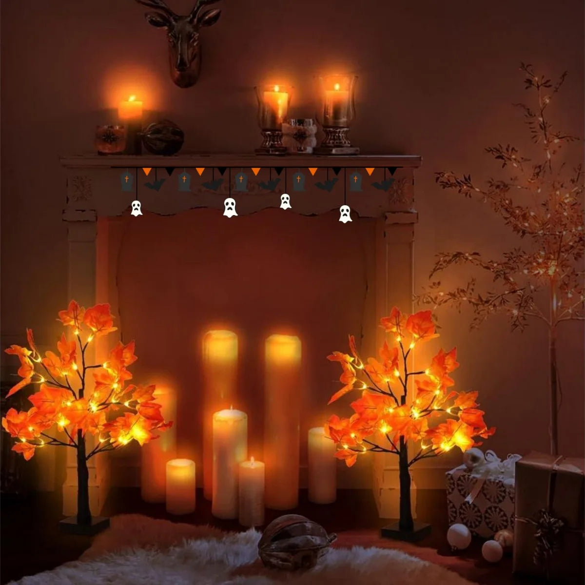 Une décoration de lumières LED orange chaude en forme d'arbres de bouleau et de bougies sur une cheminée.