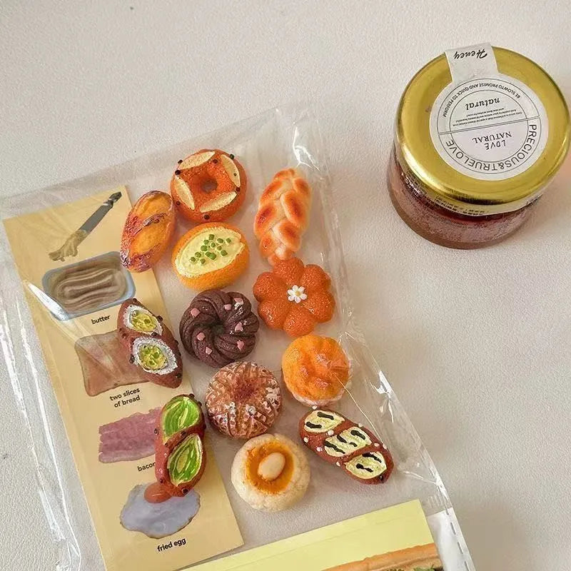 Un ensemble de aimants de réfrigérateur en fausses viennoiseries et pains.