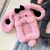 Rosa Cartoon-Plush-Fotokartenhalter-Sleeve mit schwarzen Ohren und einem grauen, flauschigen Zubehör.
