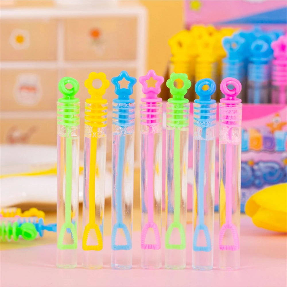 Collection de petits tubes de bulles mignons pour fêtes, dans des couleurs pastel comme le vert, le jaune, le bleu et le rose