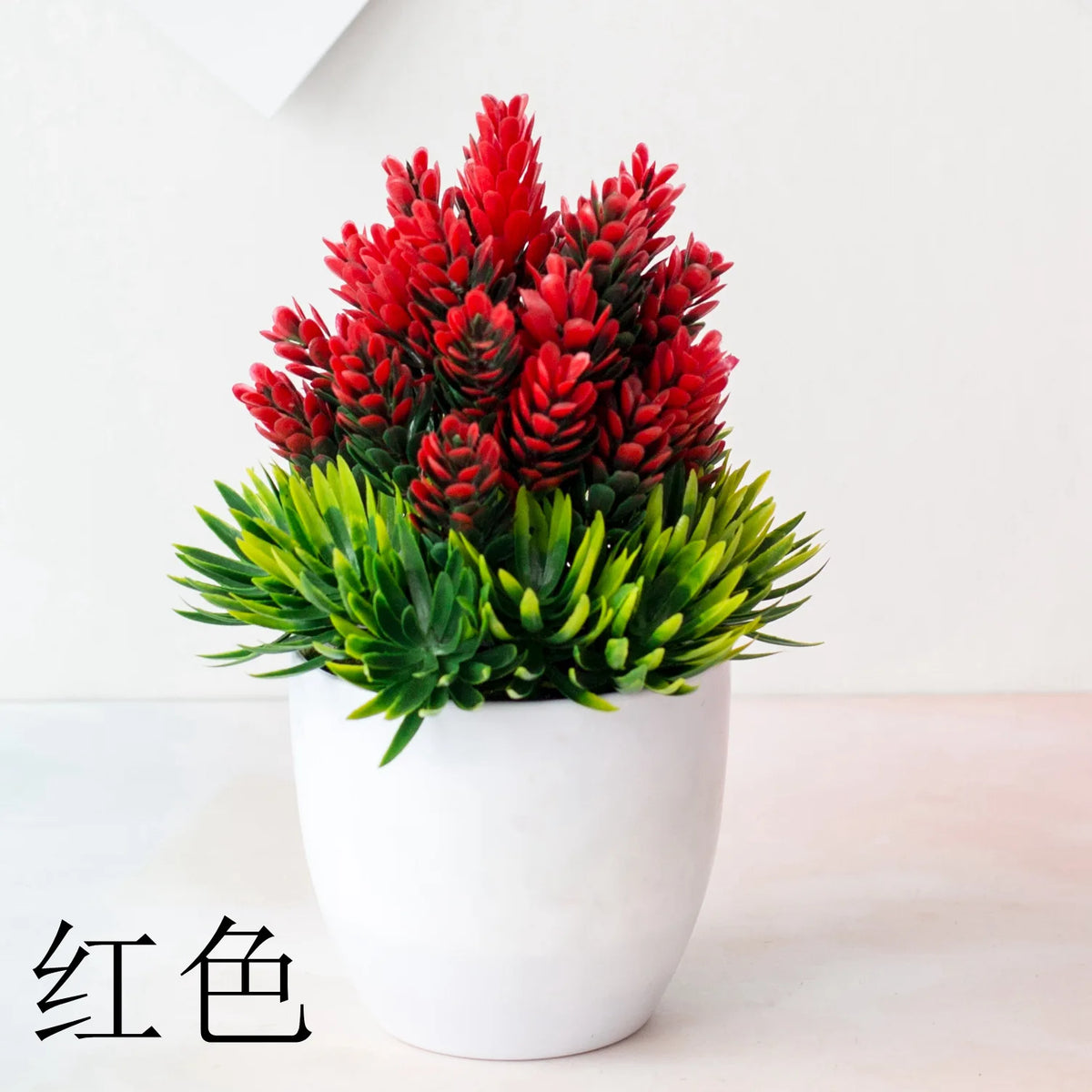 Un vibrant arbre bonzai artificiel rouge avec un feuillage vert vif dans un pot blanc.