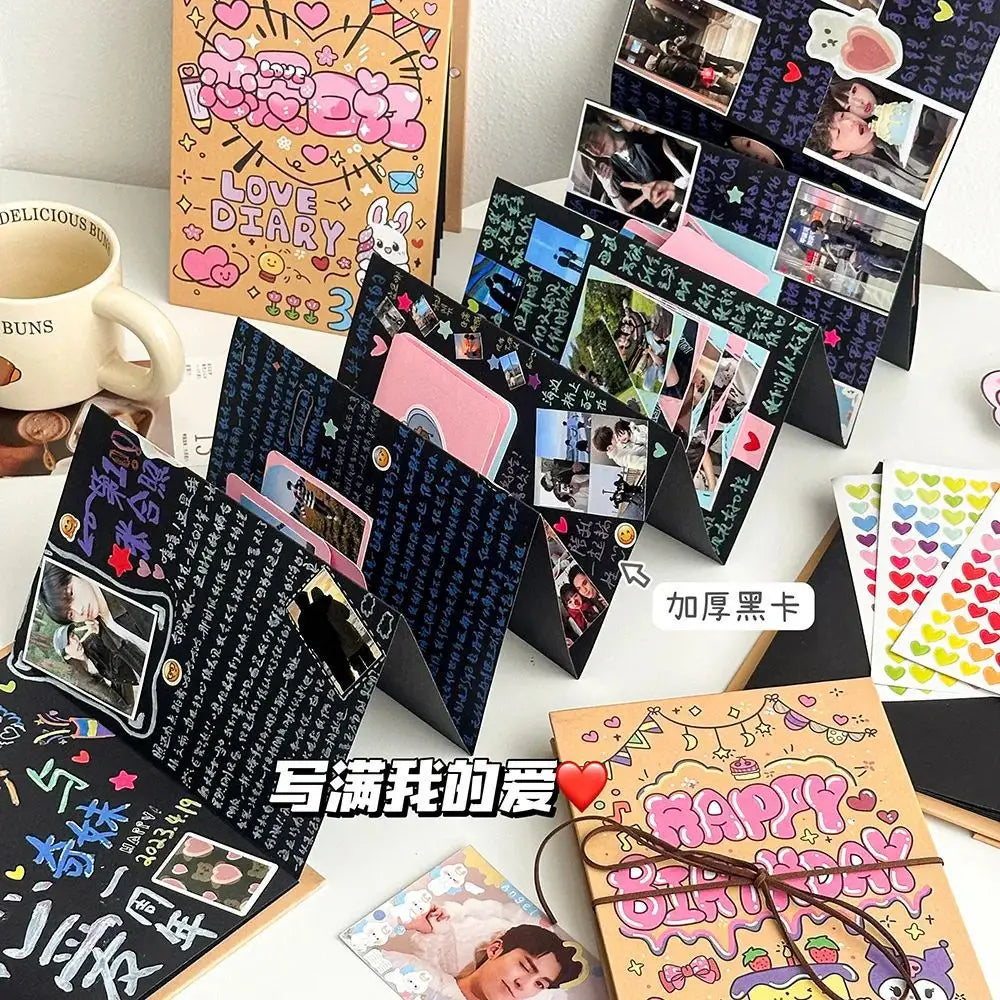 Eine Sammlung handgemachter Kraft-Fotoalben und Scrapbooks mit verschiedenen Fotos und dekorativen Elementen.