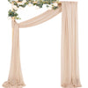 Tissu chiffon beige élégant drapé pour décor d'événement ou arche.
