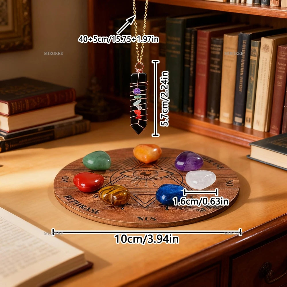Collier pendant avec diverses cristaux et pierres sur un plateau en bois de divination.