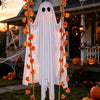Decoración fantasma de tela blanca con hojas de arce colgando, en un fondo de porche.
