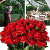 Un vibrante ramo de rosas artificiales de seda rojo intenso, dispuestas en una exhibición frondosa y redondeada.
