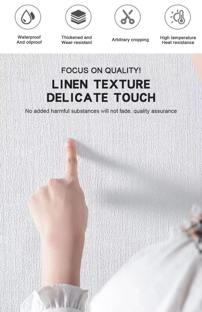 Une main touche un mur blanc texturé, montrant la délicatesse de la texture du lin.