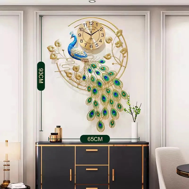Horloge murale ornementée de paon avec accents dorés et plumes bleues, sur un mur blanc au-dessus d'un meuble foncé.