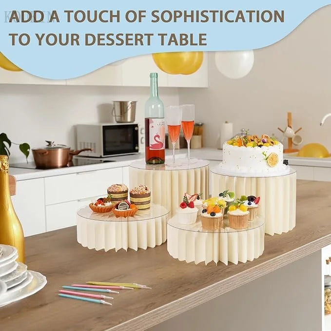 Supports en acrylique pour nourriture présentant des cupcakes et desserts sur une table en bois.
