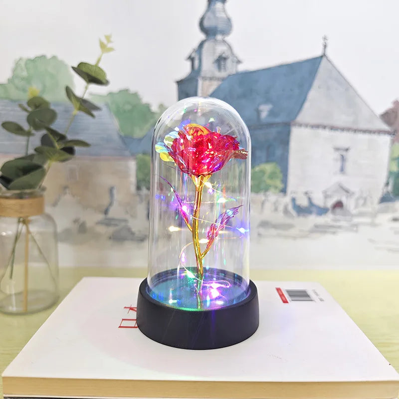 Rose en verre éternelle avec une floraison rouge vibrante et lumière LED lumineuse sur une base noire.
